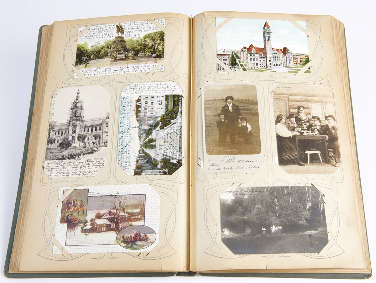 Album som inneholder postkort og fotografier. Postkortene har motiver både fra Norge og utlandet, sendt i perioden 1903-1915.