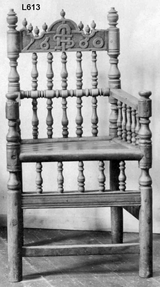Armstol i stolpekonstruksjon av sen renessansetype. 