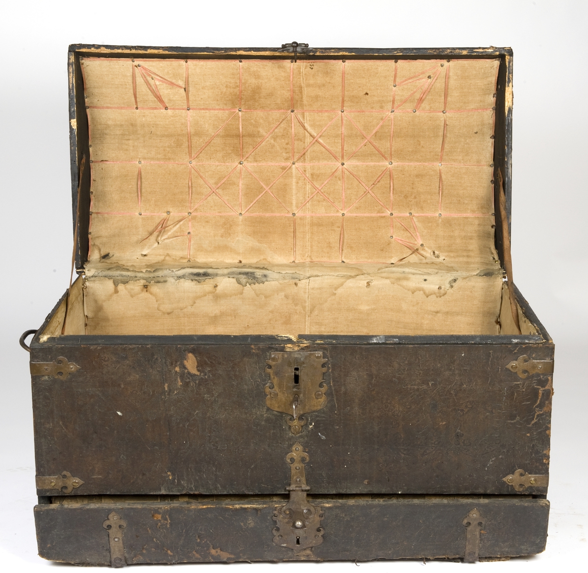 Kiste med buet lokk. Trukket med preget lær utvendig. Innvendig foret med tekstik. I fronten en låsbar skuff foret med kobberstikk med datering "Decem 1651"