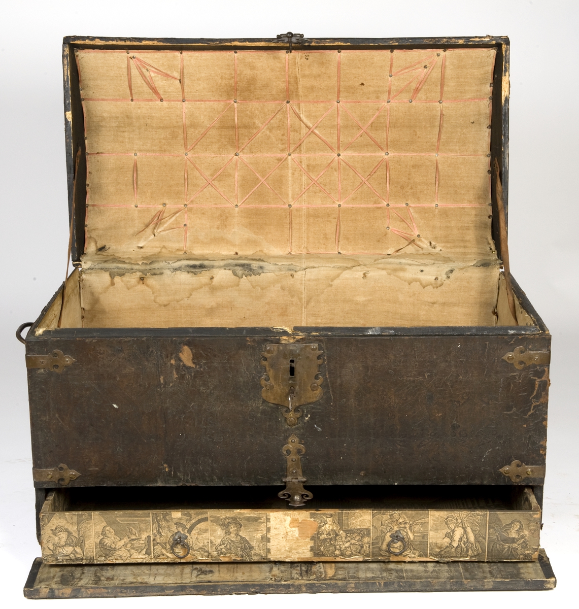 Kiste med buet lokk. Trukket med preget lær utvendig. Innvendig foret med tekstik. I fronten en låsbar skuff foret med kobberstikk med datering "Decem 1651"