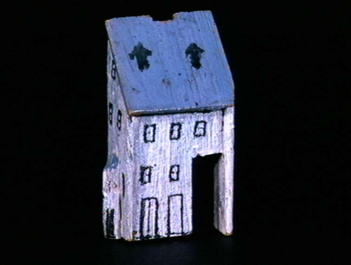 Sett med ca 200 leketøyhus laget av tre i forskjellige former og farger.