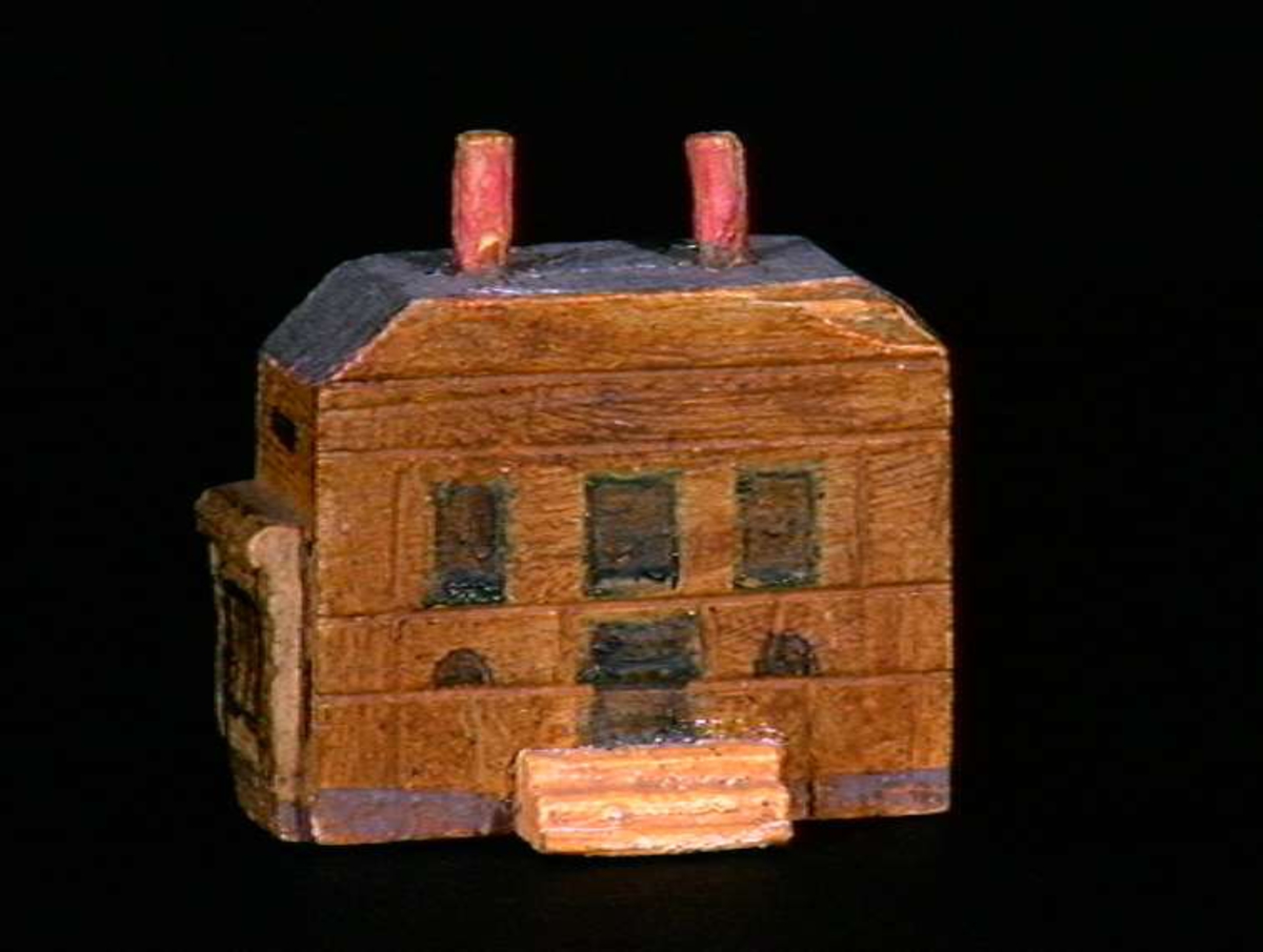 Sett med ca 200 leketøyhus laget av tre i forskjellige former og farger.