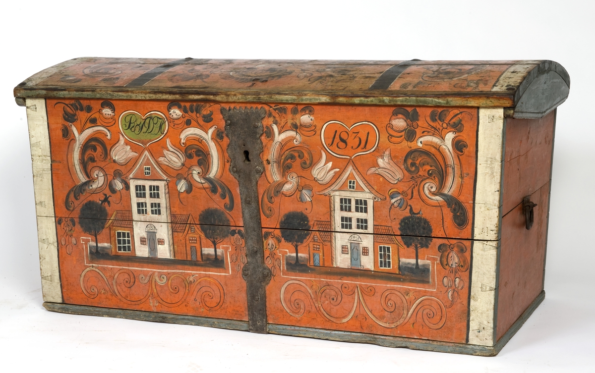 Kiste med buet lokk. Rosemalt lokk og front. På front også malt to hus.