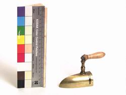 Barneredskap, strykejern med bolt