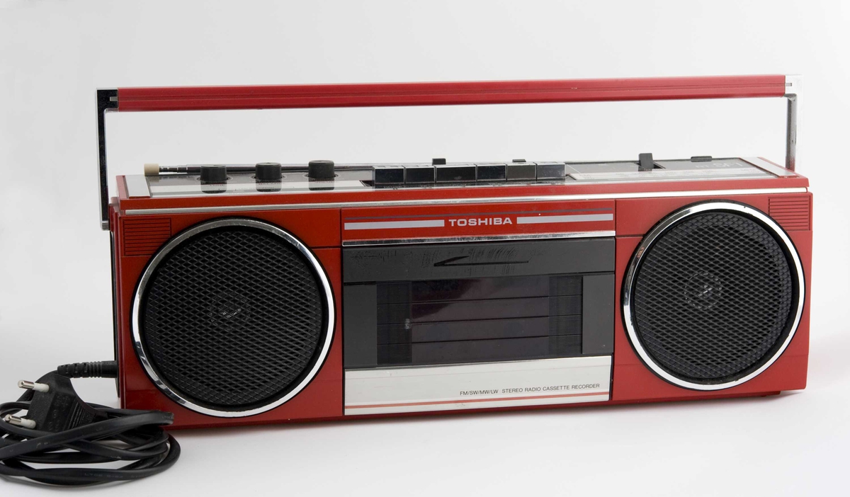 Rød og svart bærbar radio med kassettspiller og antenne på toppen