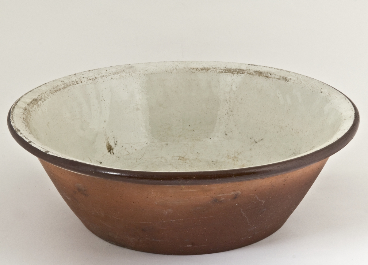 Brun keramikkbolle med grålig hvit innside.