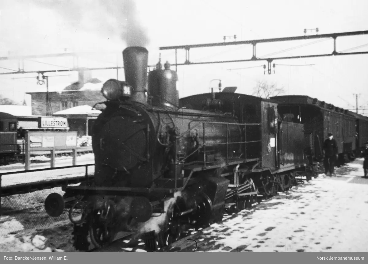 Damplokomotiv type 41a nr. 94 med persontog på Lillestrøm stasjon