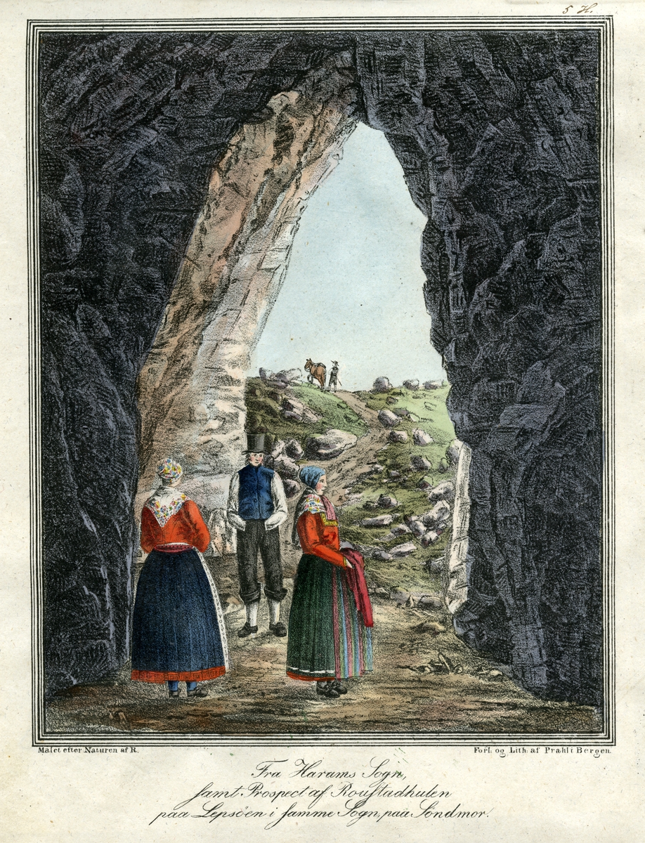 To kvinner og èn mann i folkedrakter i grotteåpning. Lepsøy, Sunnmøre.