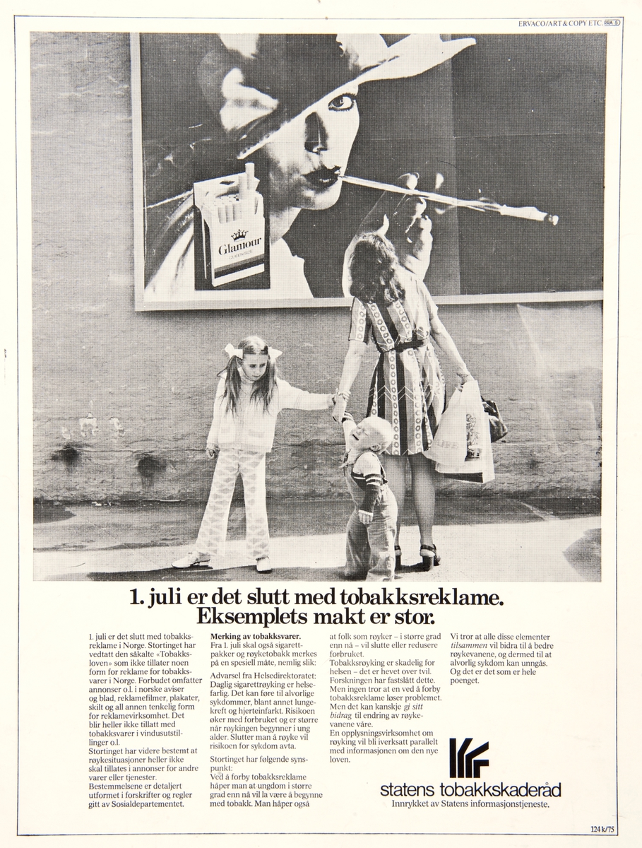 Plakat utarbeidet som avisannonse. En kvinne med to barn står på fortauet foran en stor reklameplakat for sigarettmerket Glamour.