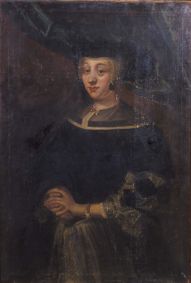 Portrett av prestefrue Maren H. Thaulow (1630-1799) i mørk, renessansepreget drakt. Stående, 3/4-figur. Gift med Bertel Henriksen Thaulow (1625-1664), prest til Ringkøbing, Danmark.