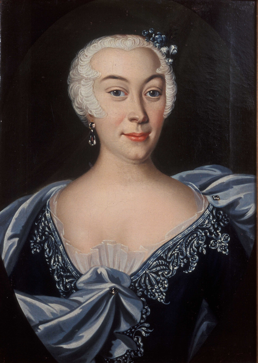 Brystportrett av Anne Dorthea Thune iført utringet mørkeblå kjole og blåglanset draperi. Pudret hår.
