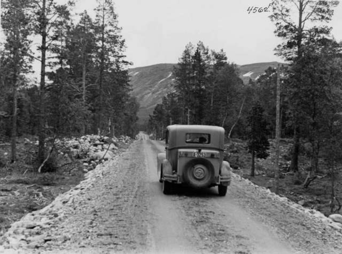 Veiparti med bil ved Namsen, Namdalen, Nord-Trøndelag, 1936. Fra protokoll:" Trøndelag Vei langs Namsenelven 1936"