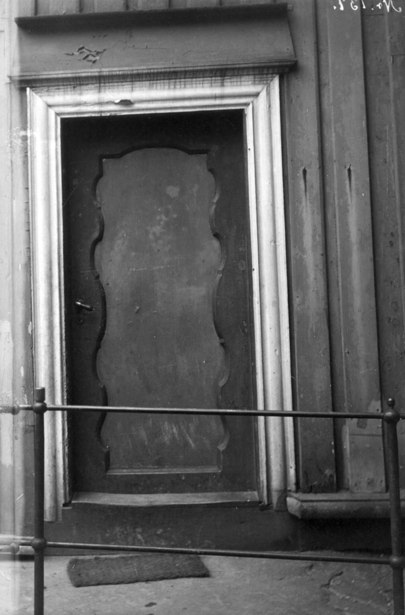 Dør i Christian Johnsens vånegård (matrikkelnummer 31) i Vågen, Kristiansund 1912. Døren fører fra gårdsplassen på husets bakside inn i husets østre fløy.