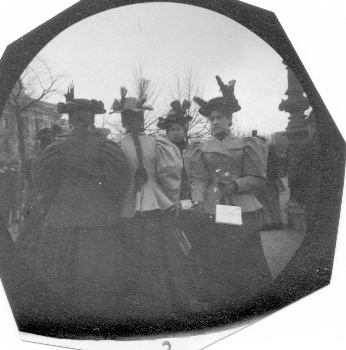 Kvinner med hatter i bygate, Oslo, frk. Nandrup med med pakke.