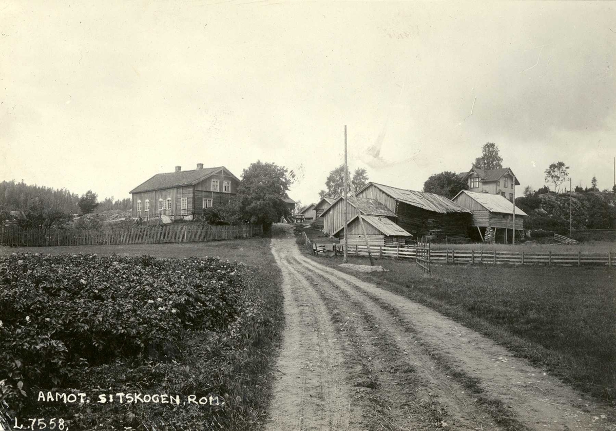 Setskog, Aurskog-Høland, Nedre Romerike, Akershus. Gårdsanlegg sett fra gårdsvei.