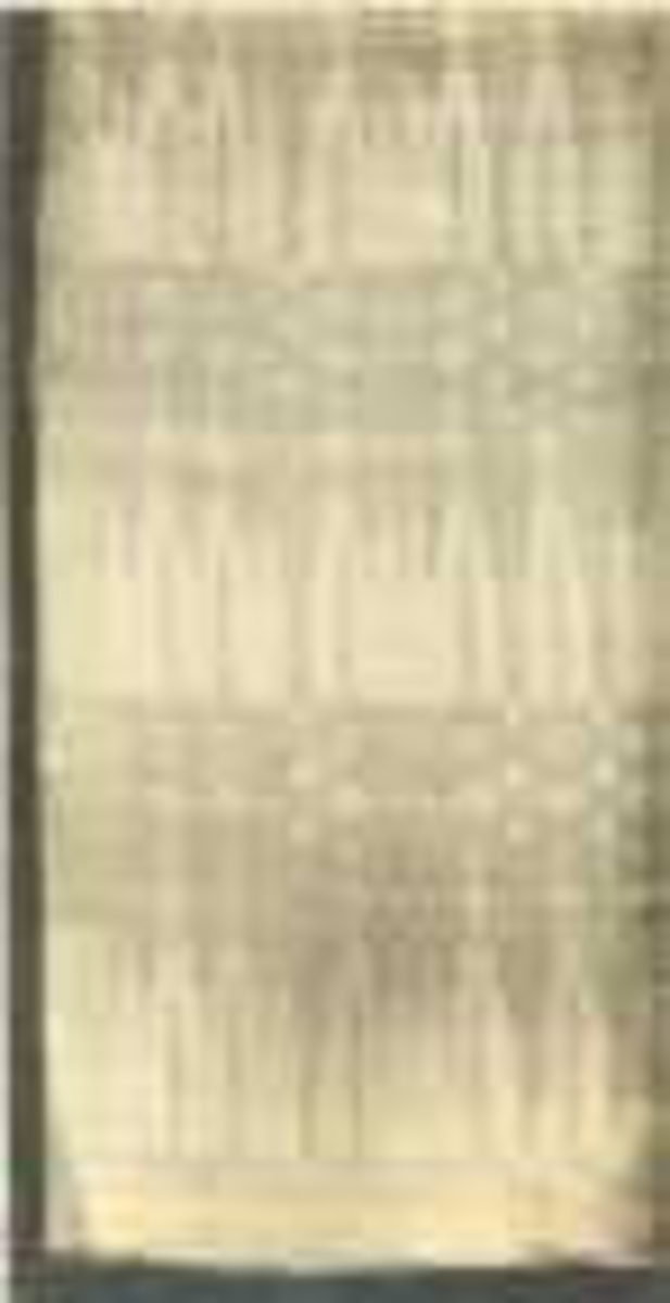 Detalj av hvit duk i dreiel med geometrisk mønster. Skal være vevet i Skien, første halvdel av 1800-tallet.