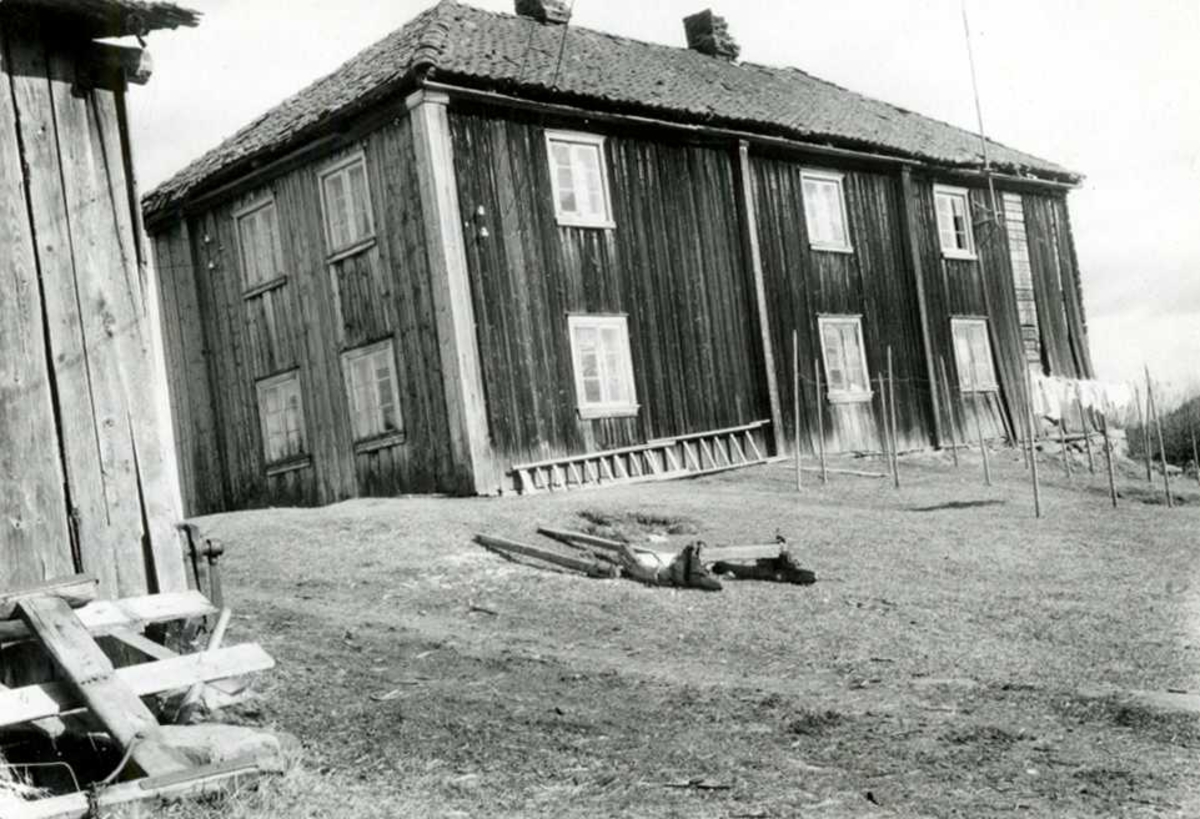 Karterud, Kongsvinger, Hedmark. Hovedbygningen under riving, sett fra baksiden. Nå på Norsk Folkemuseum.