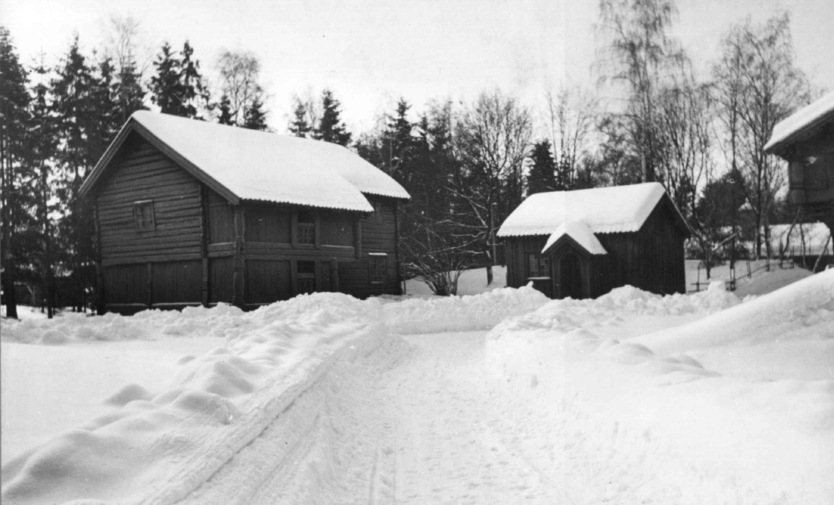 Telemarkstunet på Norsk folkemuseum, 1948. Fra venstre: Ylistua fra Notodden, og "Cappelenstugu" fra Akkerhaugen i Sauherad.
