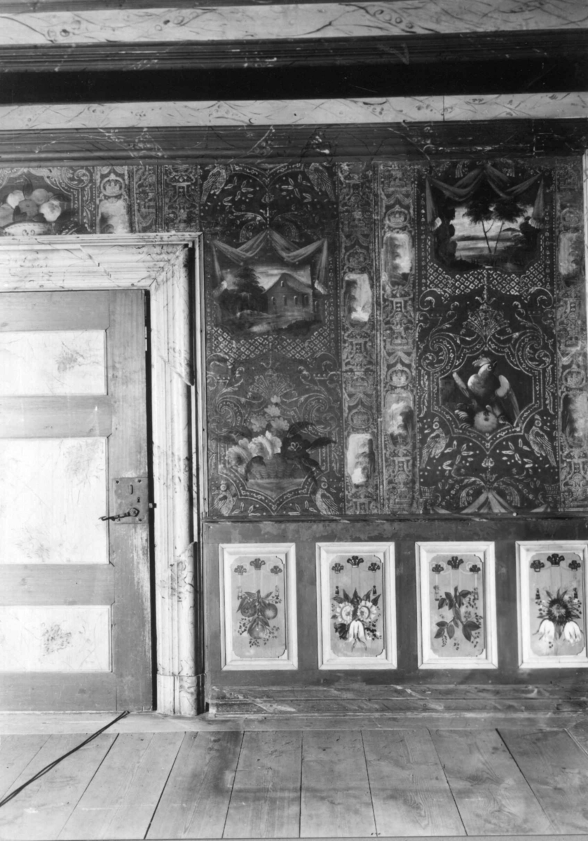 Interiør fra Li Gård i Sandsvær slik som utstilt i Bysamlingen på Norsk Folkemuseum før 1949. Takdekoren er datert 1759. Tapetene eldre.