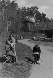 Skolebarn i Trøndelagstunet på Norsk folkemuseum, 1951.