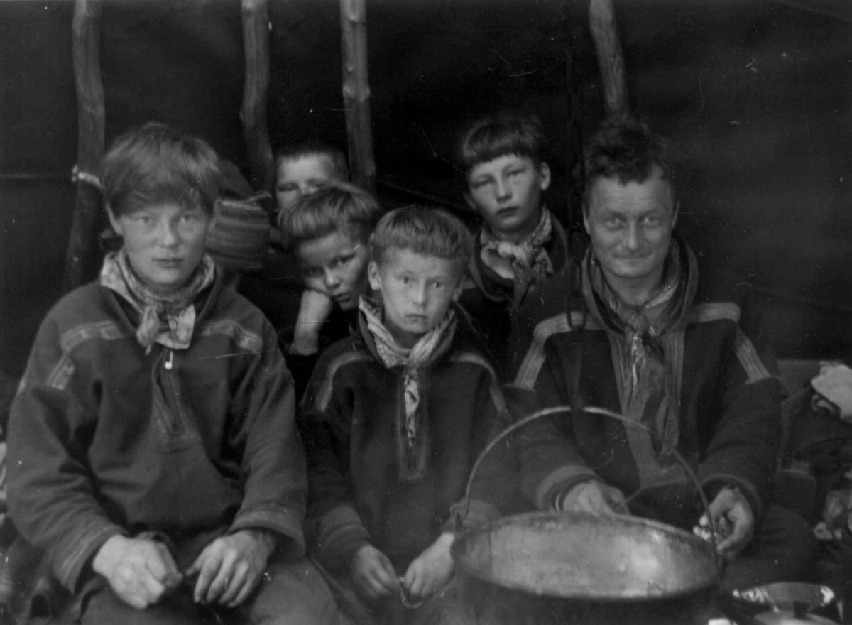 Portrett av Mikkel Isaksen Buljo med sine 5 sønner.