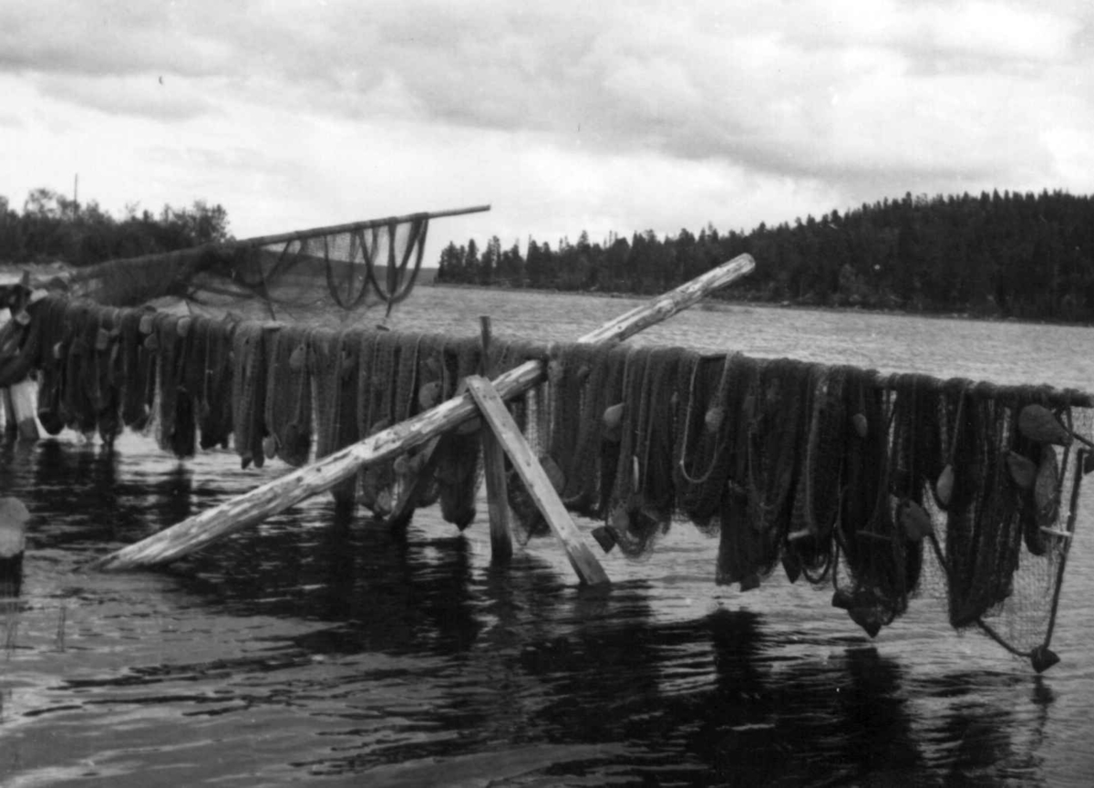 Garnstativ med fiskegarn til tørk. Ålloluokta 1948.