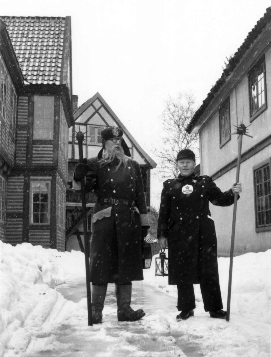 Fra friluftsmuseet, Gamlebyen. Norsk og Dansk vekter. Gunnar Gunn og Valdemar Lauridsen fra Ribe (utkledd). Se Aftenposten, 25. mars 1954.