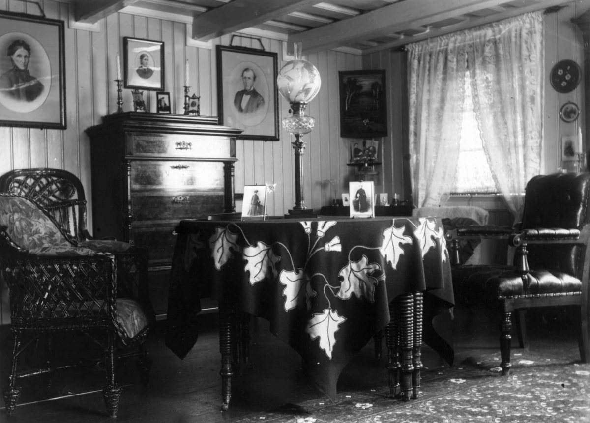 Dæli, Bærum. 1908-10. Interiør. Stue. Familieportretter.