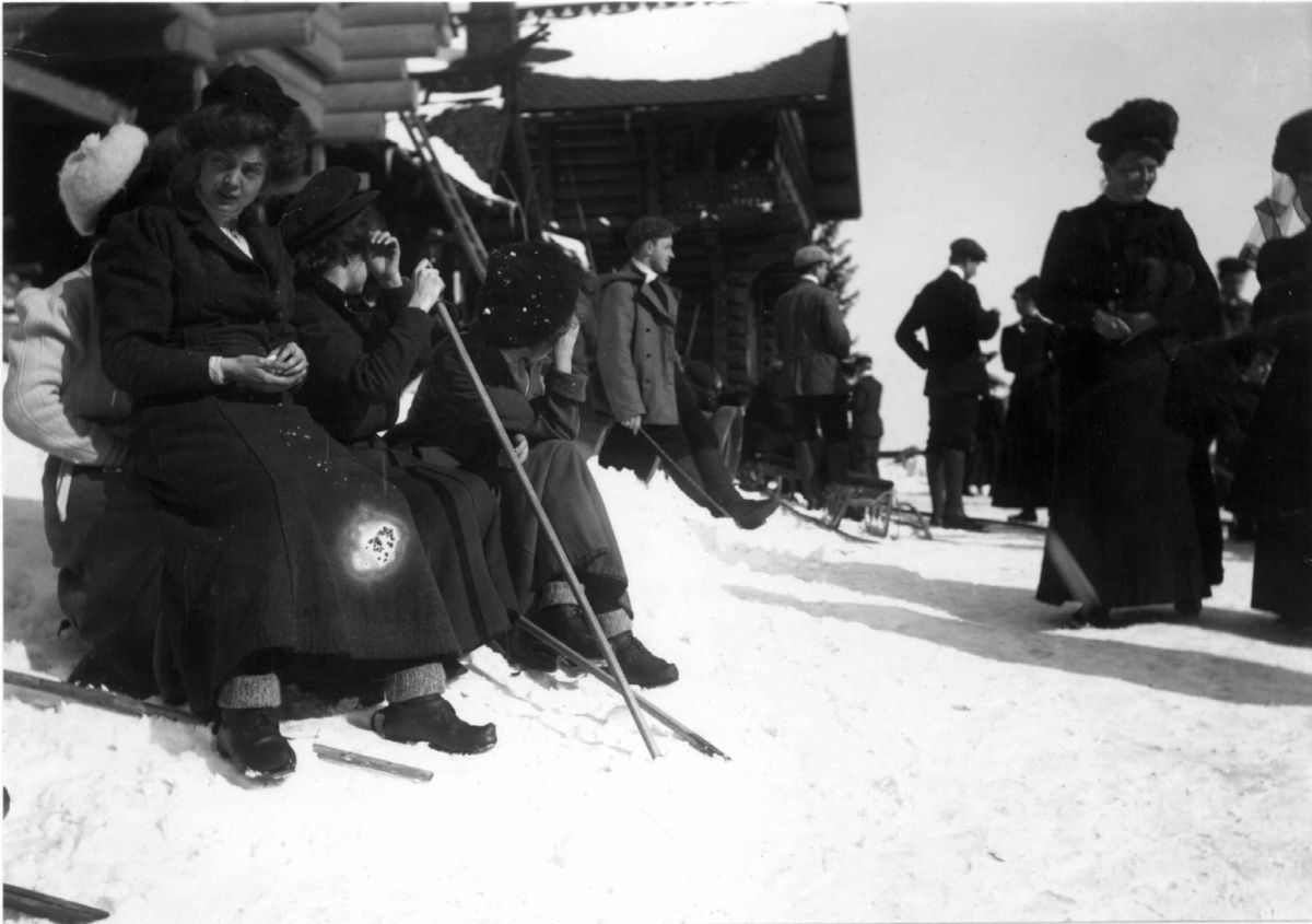 Frognerseteren, Oslo. 1908-1910. Vintermotiv. En sportssøndag. Skiløpere og akende. 