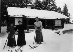 Frognerseteren, Oslo. 1908-1910. Vintermotiv. Kvinnelige ski