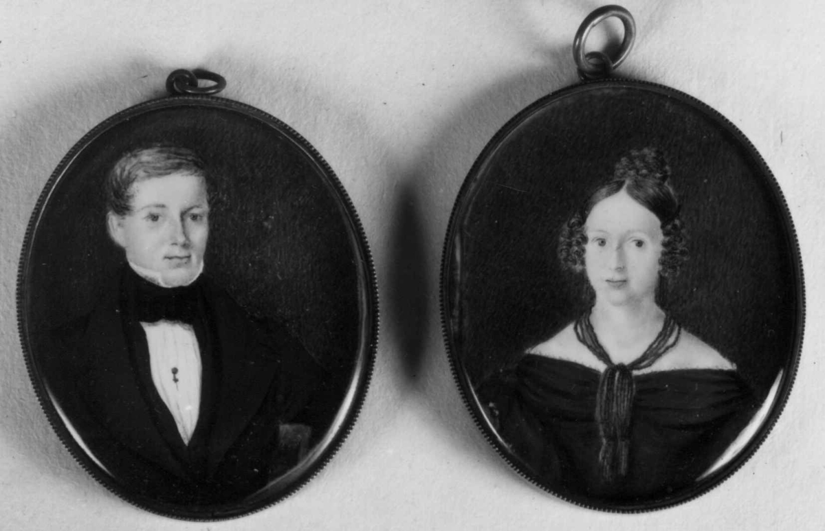 Avfotografering. To ovale miniatyrer forestillende en ung mann og en ung kvinne. Lorentz og Johanne (f. Rosenberg) Meyer. På baksiden av begge, hårlokk under glass. Smal sølvramme, 6x5 cm. Fra dr. Eivind S. Engelstads storgårdsundersøkelser 1954.