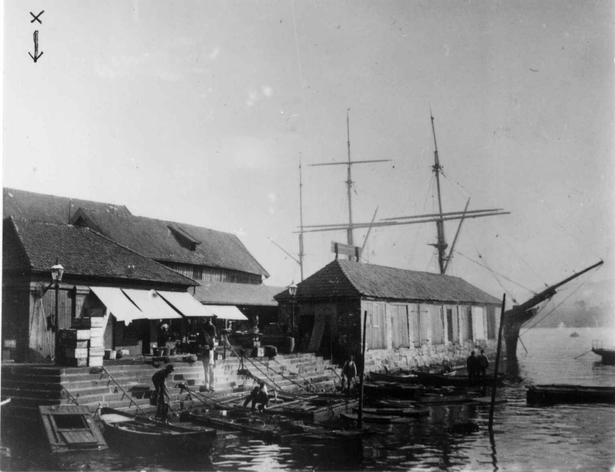 Oslo havn 1900-05. Hus, trapp, småbåter og seilskute på baksiden.