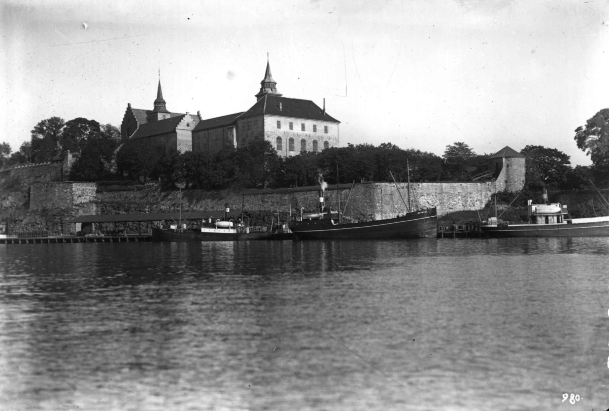 Oslo, Akershus Festning sett fra sjøen.  Båter ved kai.