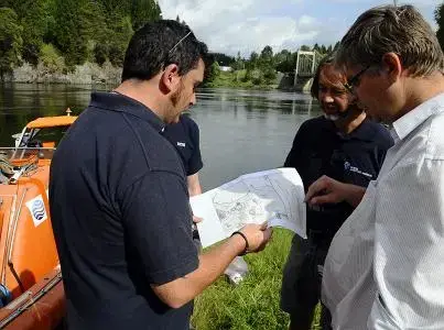 Representant fra Bactec Arfon Jones, Frode Kvalø (NMM) og Per-Erik Gjesvold (Øfk) studerer kartet før kanonsøk.