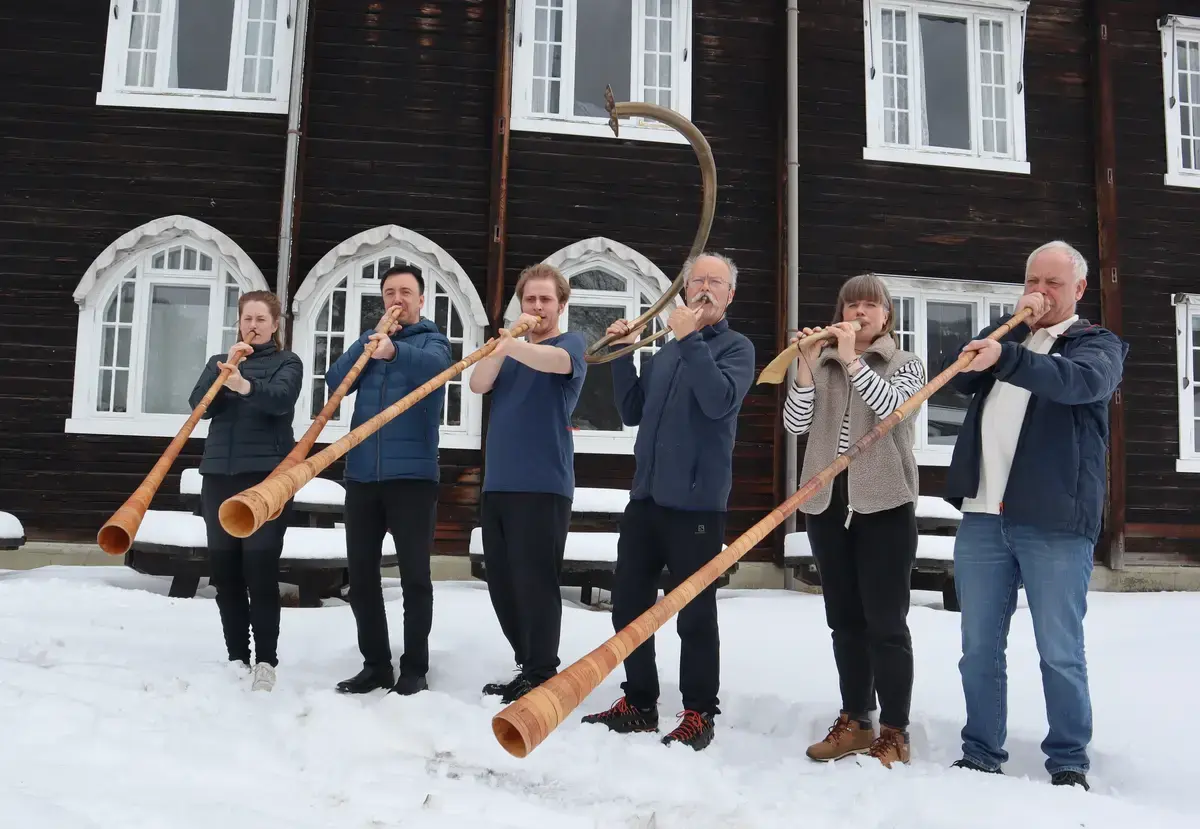 Bilde av gruppa "Klang av oldtid" forran Folkemusikksenteret. 