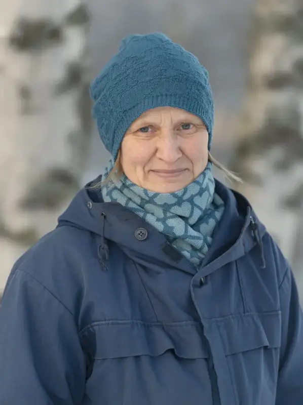 Portrett av Elisabet Amundsen. Hun har på seg blå lue, blå hals og blå jakke. 