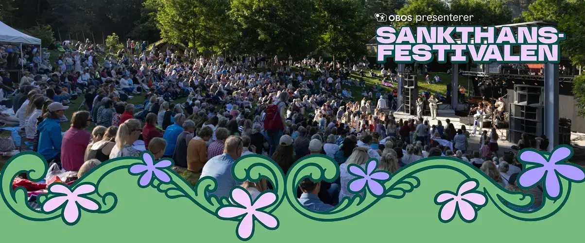 Stort publikum foran utescene under Sankthansfestivalen på Norsk Folkemuseum.