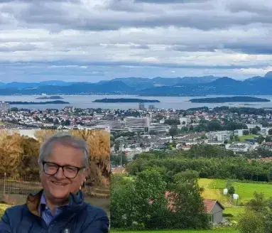 Collage av bylandskap i bakgrunn og portrett av en mann nederst til venstre i forgrunn